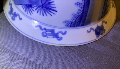 Deux bols de type klapmuts en porcelaine de Chine en bleu et blanc, Kangxi